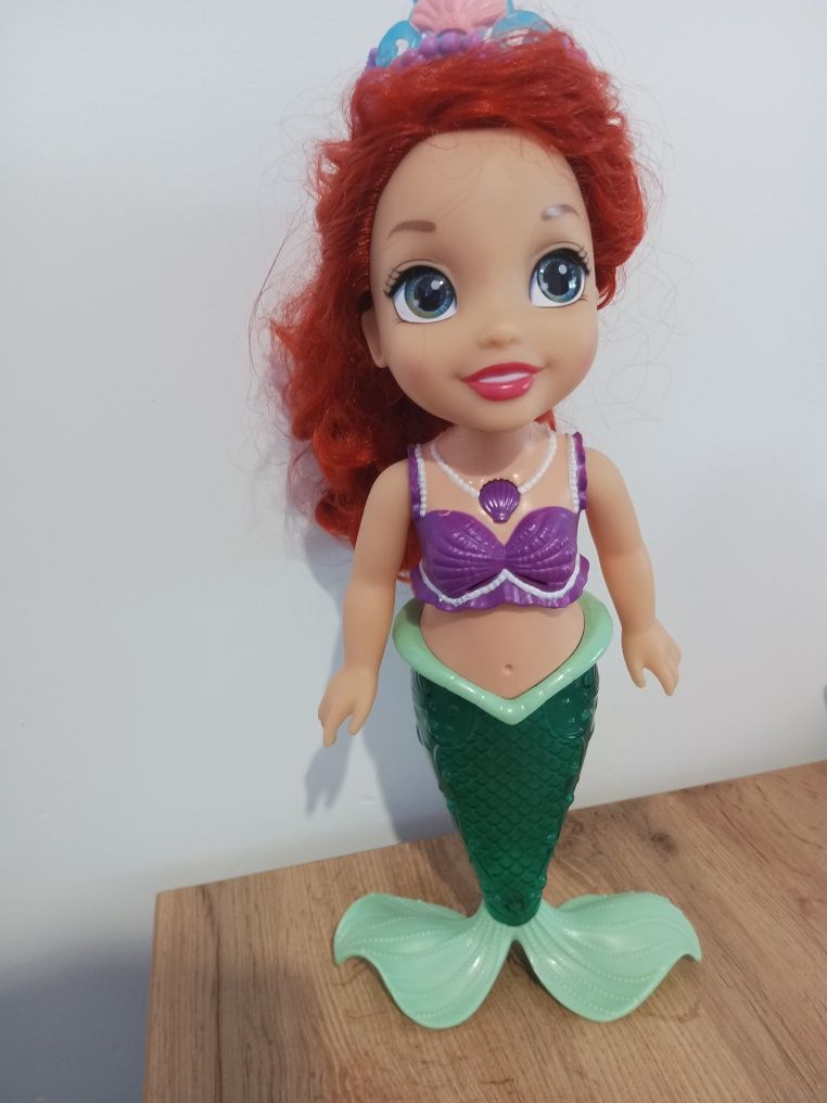 Duża lalka Disney Mała Syrenka Ariel mówiąca/śpiewająca po angielsku