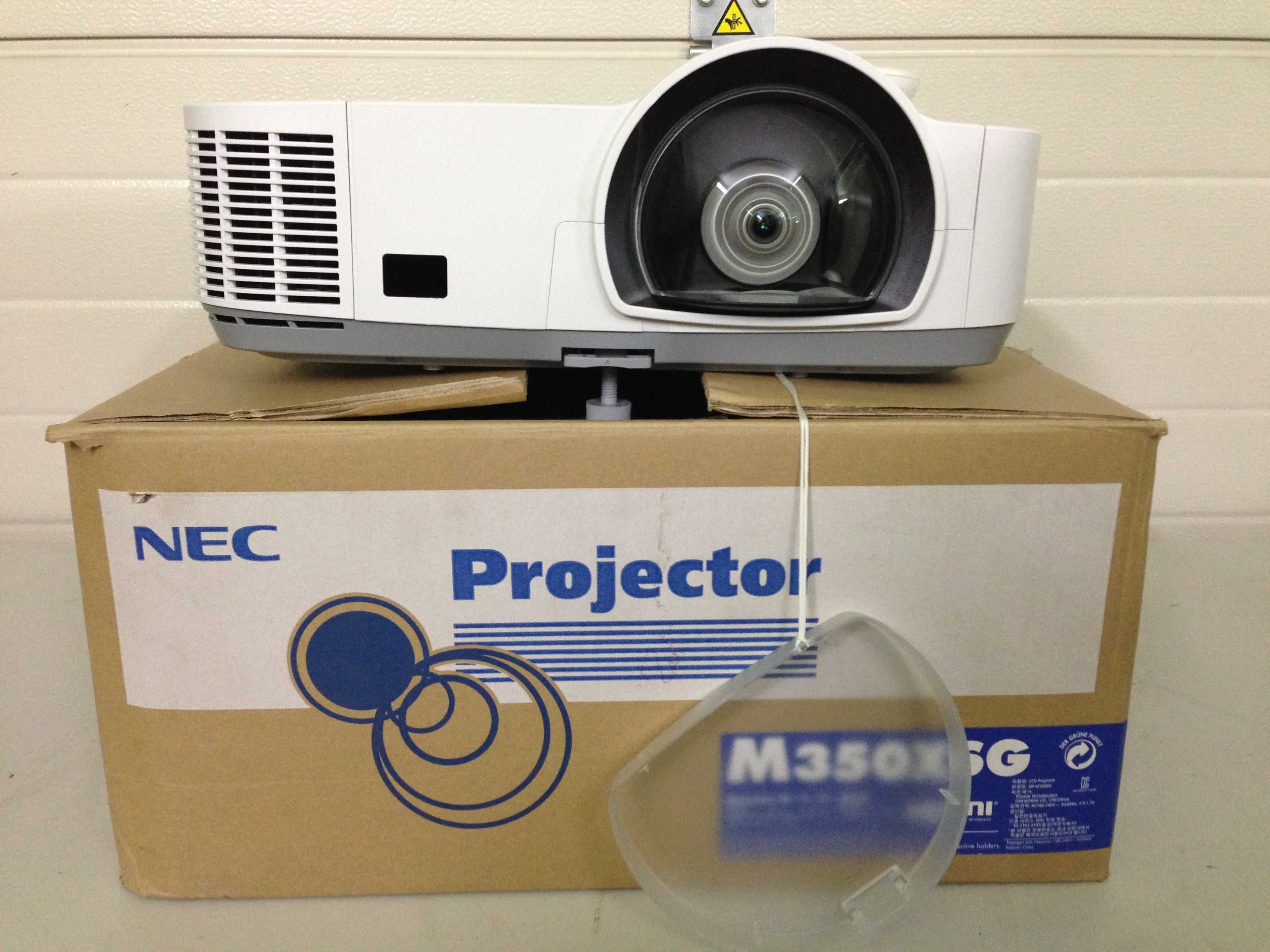 Zestaw "Strefa Kibica" Projektor NEC z ekranem ramowym 120"