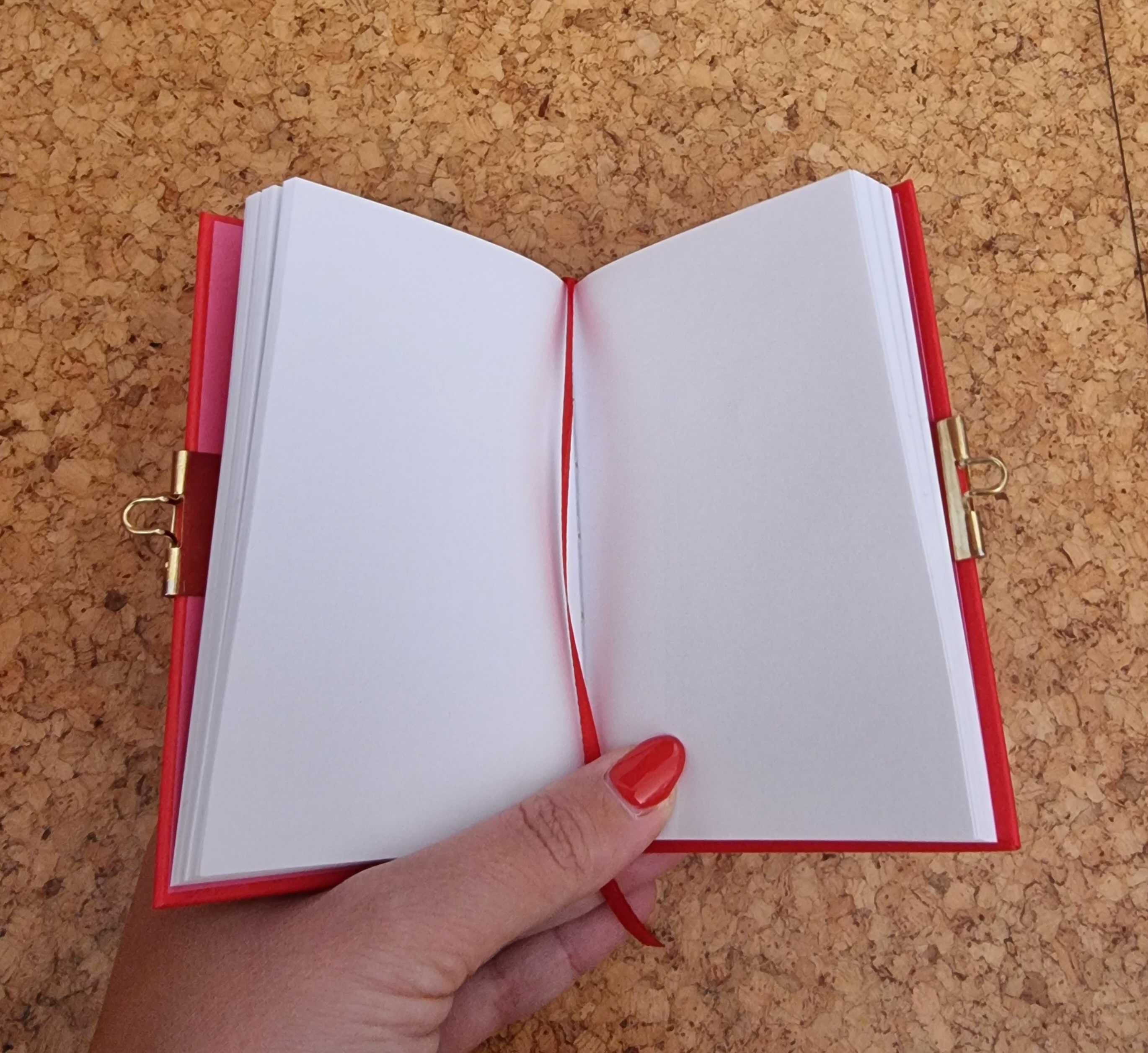 Caderno vermelho pequeno com um coração