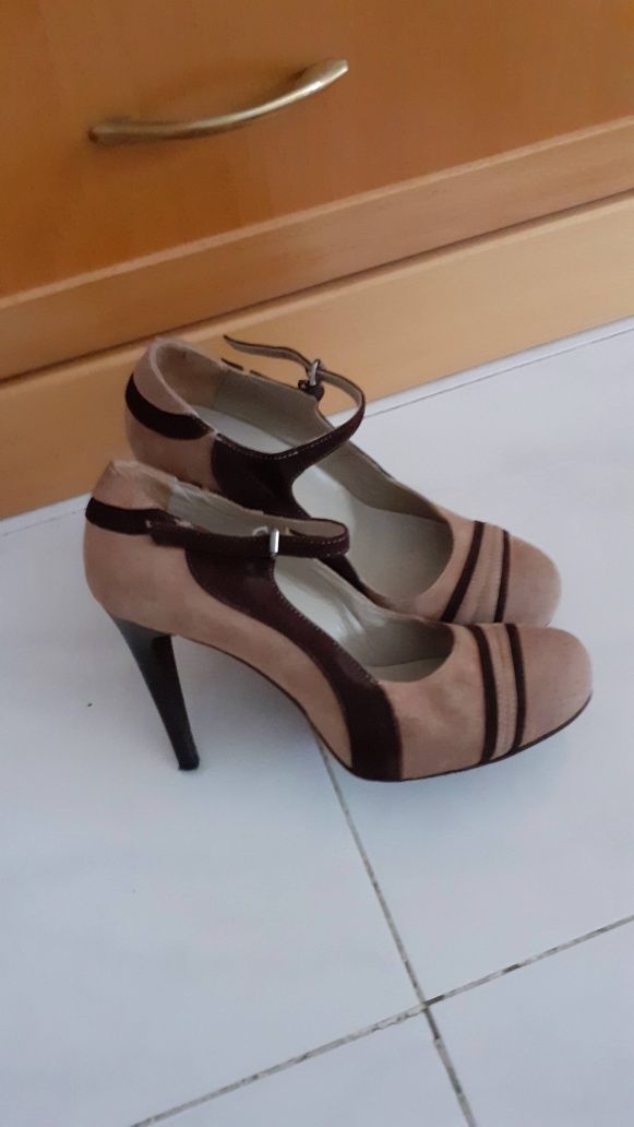 Sapatos bejes e castanho de Camurça ( Bata )