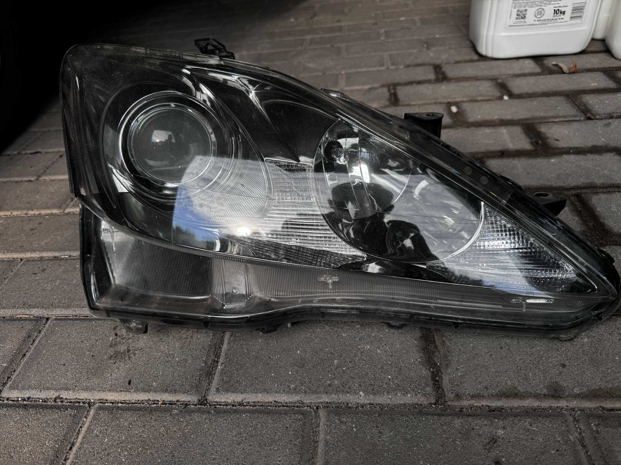 Lampy halogen Lexus IS250 - Prawa sprawna, lewa uszkodzona - Komplet