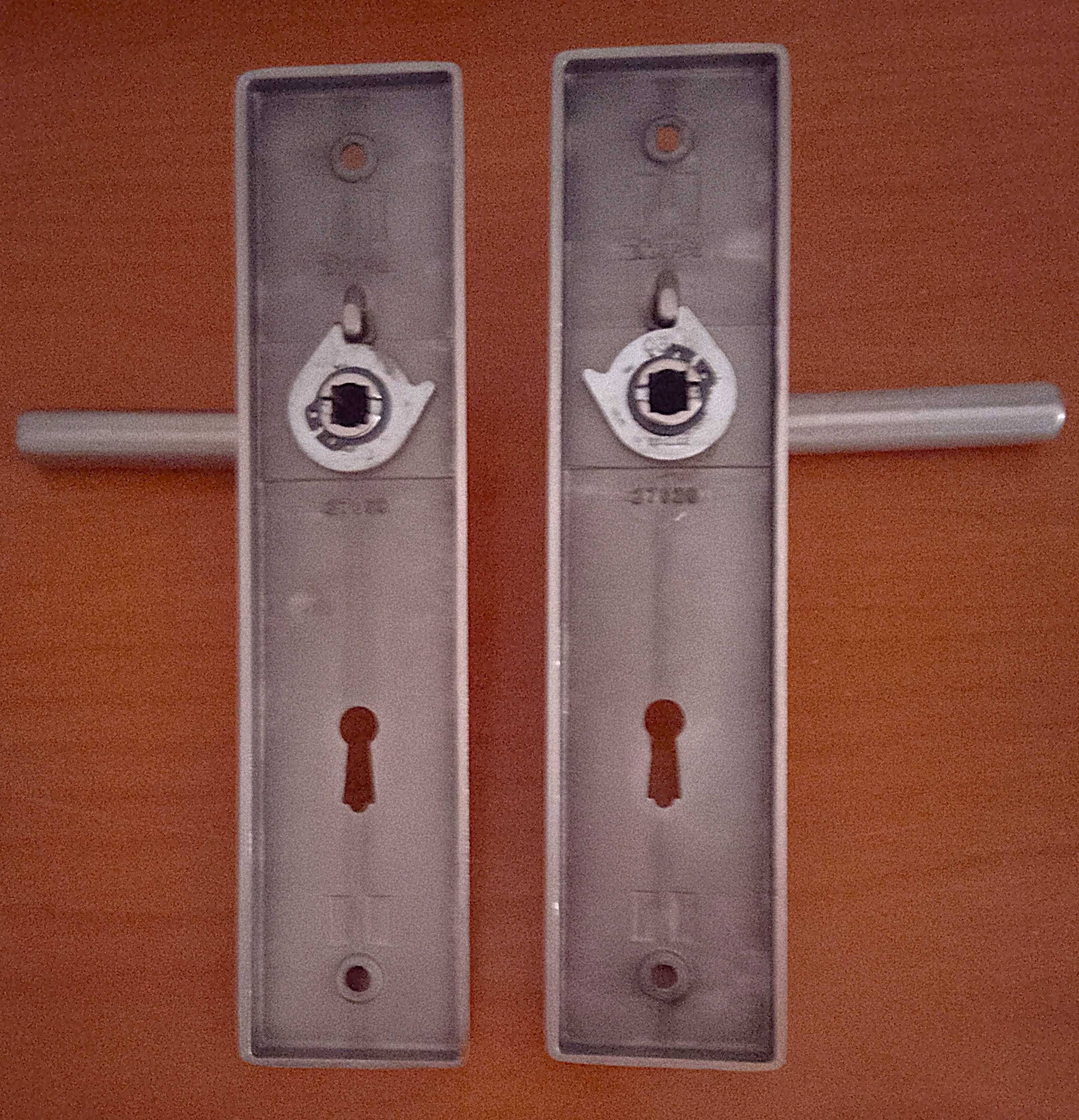6 pares (12) de puxadores de porta perfil estreito. 14€ cada puxador.