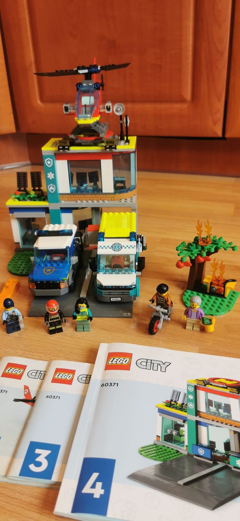 LEGO CITY 60371 Parking dla pojazdów uprzywilejowanych
