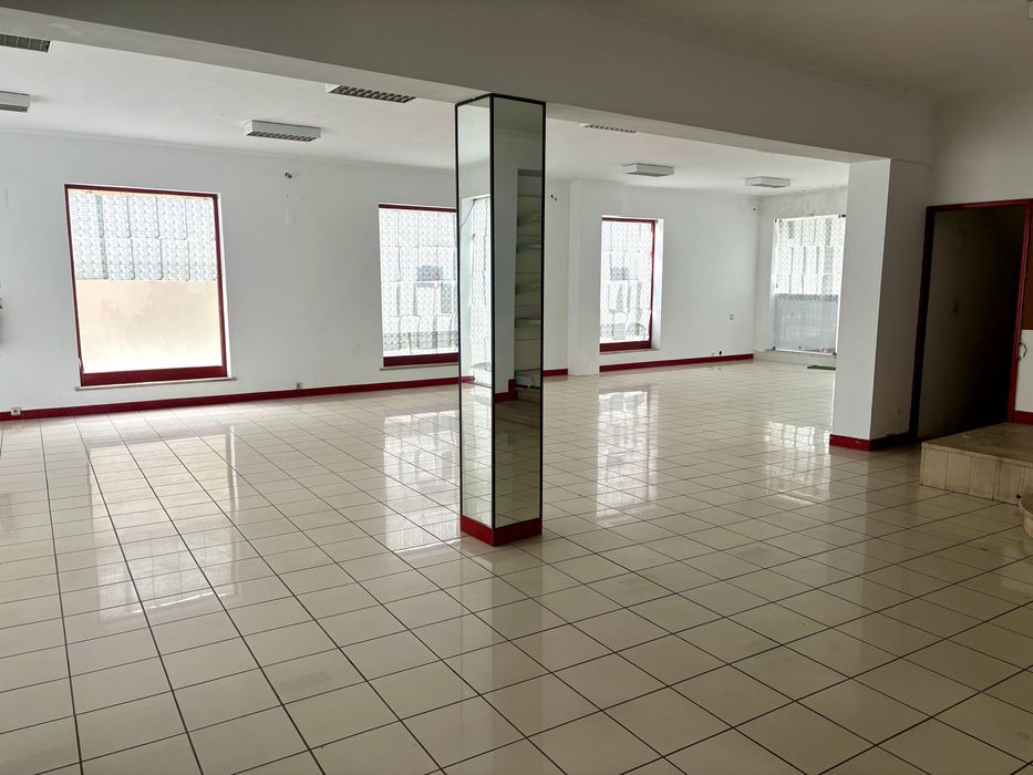 Arrenda-se Loja com Armazém