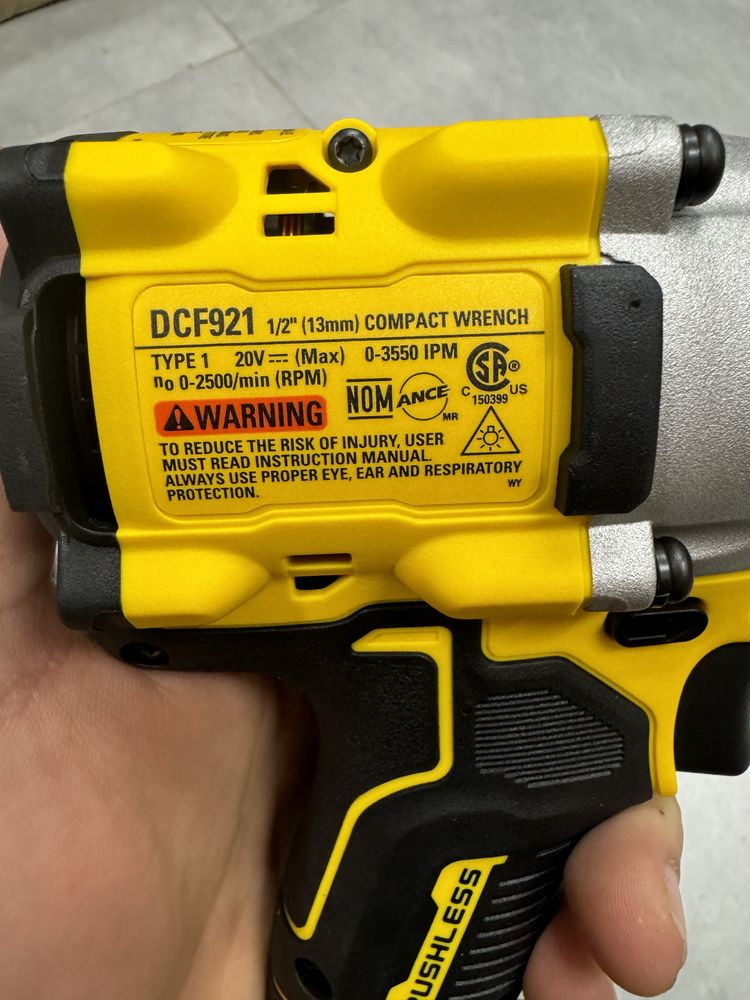 Ударный гайковерт Dewalt DCF921. 1/2". Комплект.