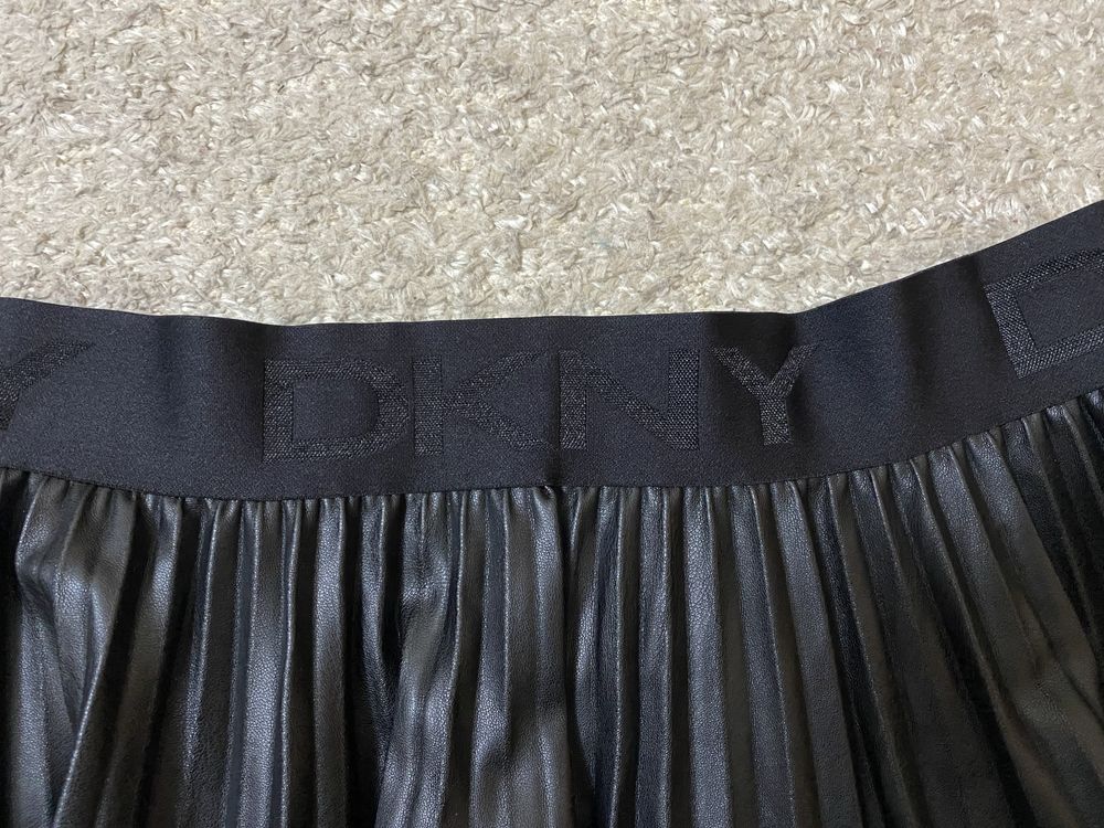 Saia DKNY pele sintética