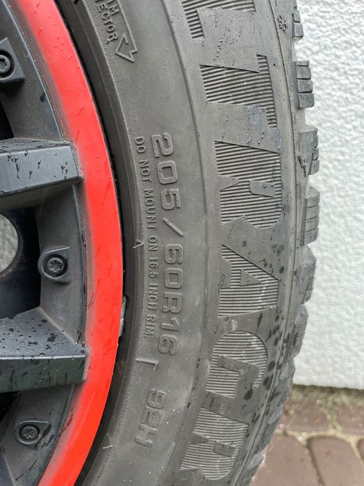 Zimowe koła 205/60 R16 Goodyear na felgach stalowych z kołpakami