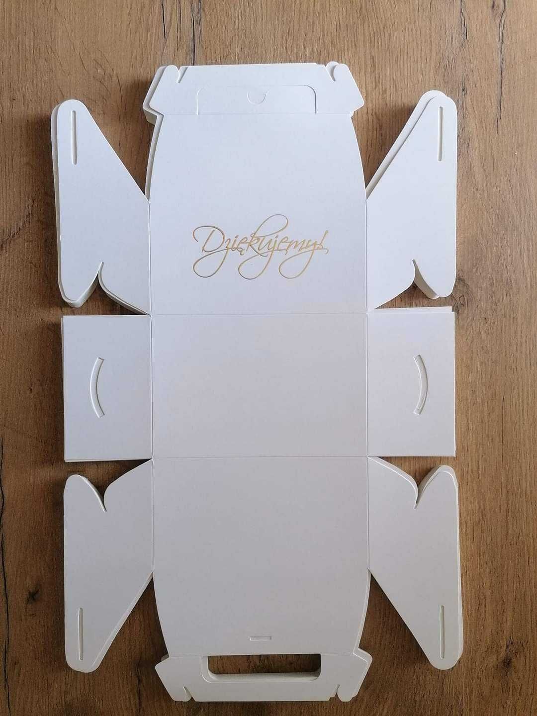 Papierowe białe pudełka na ciasto złoty napis