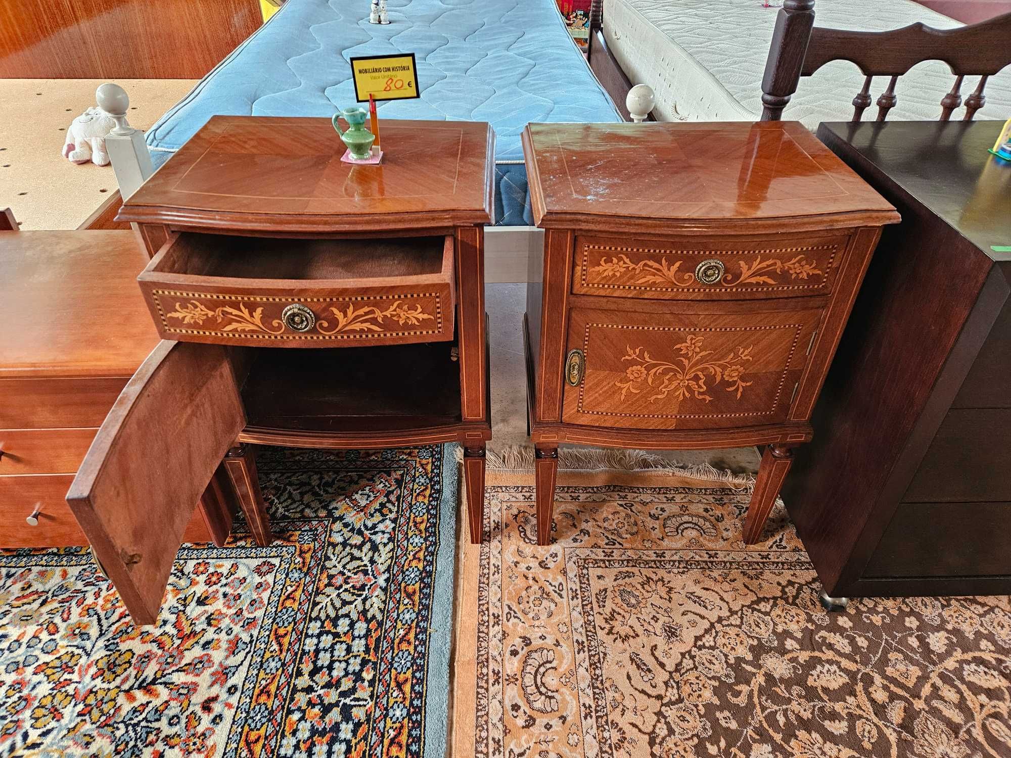 Mesas de cabeceira estilo D. Maria - Valor unitário - Bom