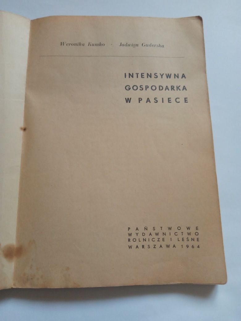 J. Guderska, W. Kumkowa Intensywna gospodarka w pasiece 1964r