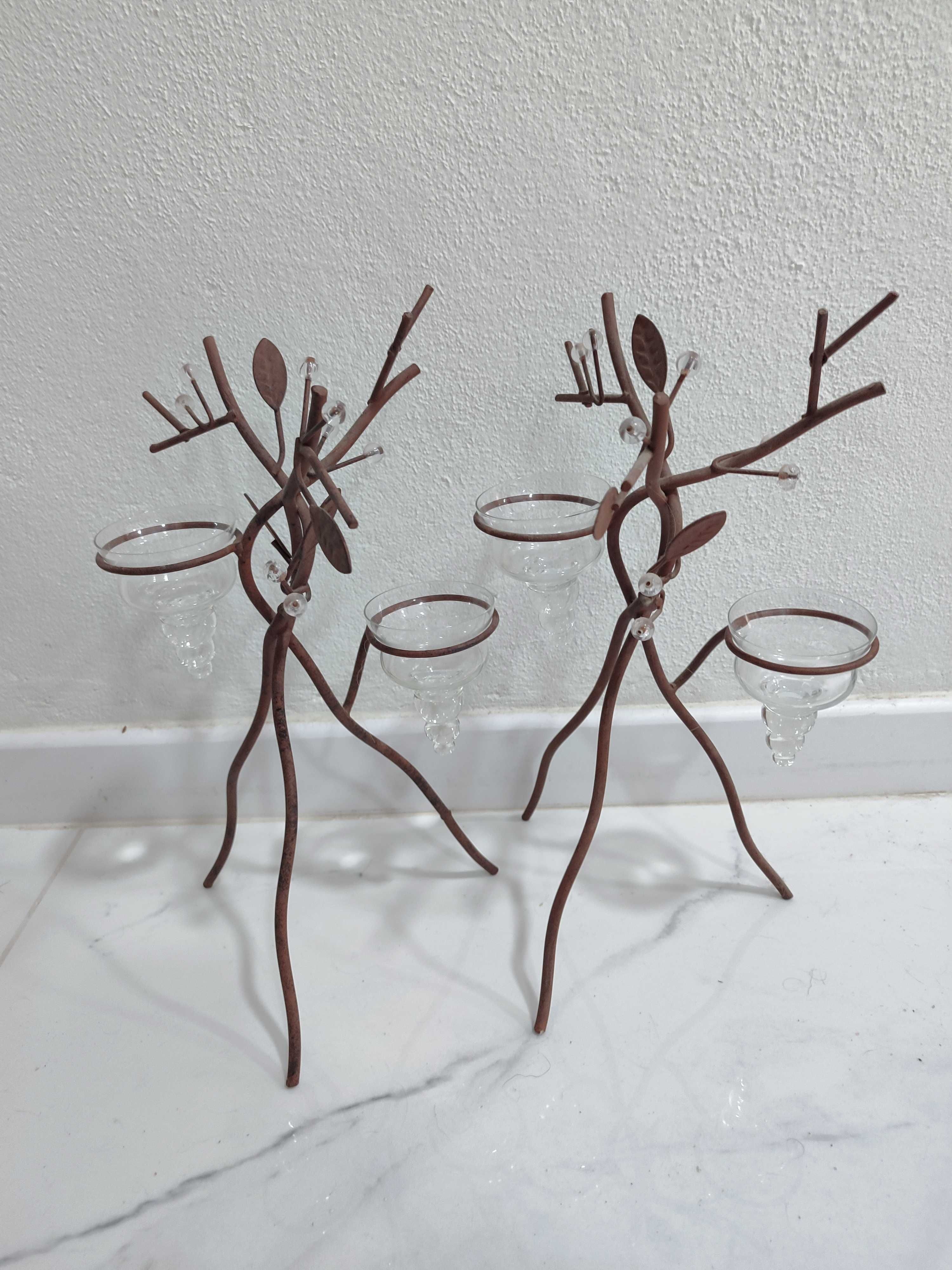 3 porta velas altos em metal com folhas decorativas e copos