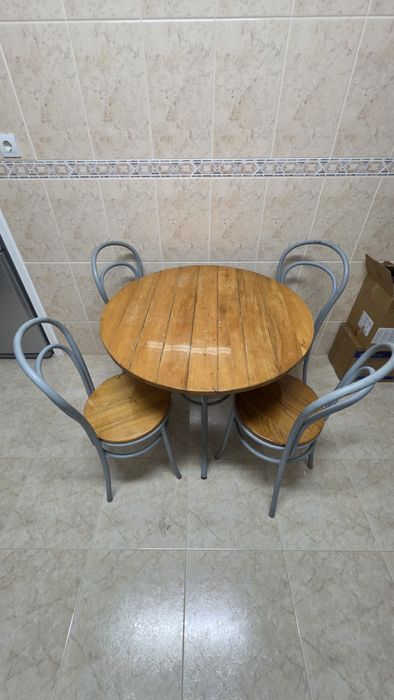 Mesa de cozinha redonda com 4 cadeiras