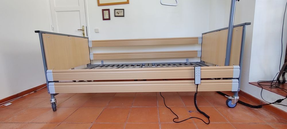 Cama Hospitalar Elétrica C/ Elevação - Colchão incluido - COMO NOVO