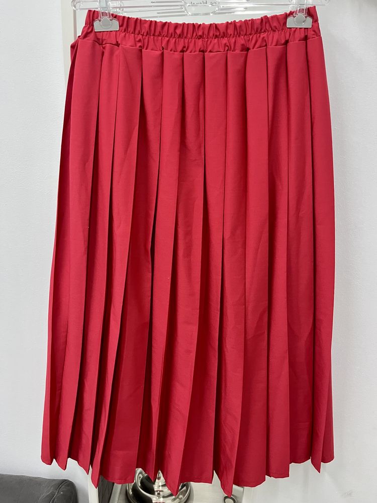 Spódnica czerwona plisowana z odpinana różą Motel Włochy r. M