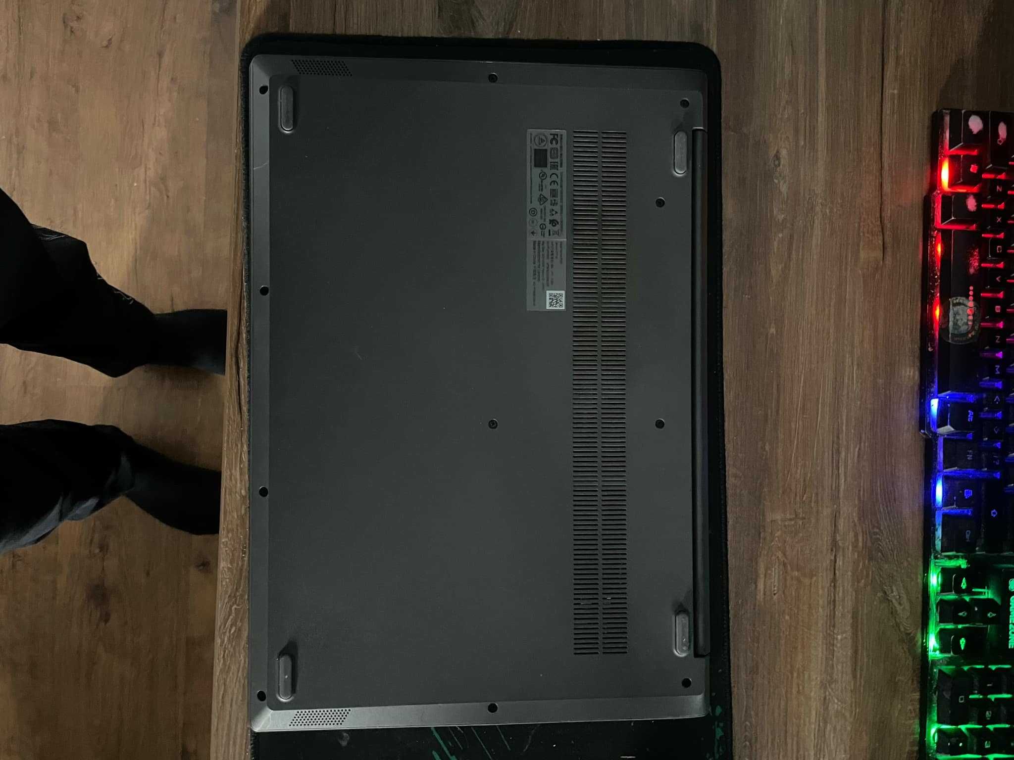 Laptop Praktycznie Nowy Lenovo V17-IIL 17.3Cali  i5-1035G1 8GB 512GB