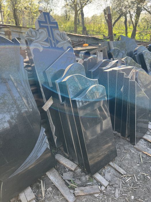 Памʼятники, площадки