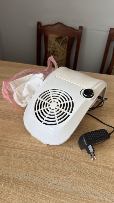 Sprzedam mały pochłaniacz pyłu do manicure