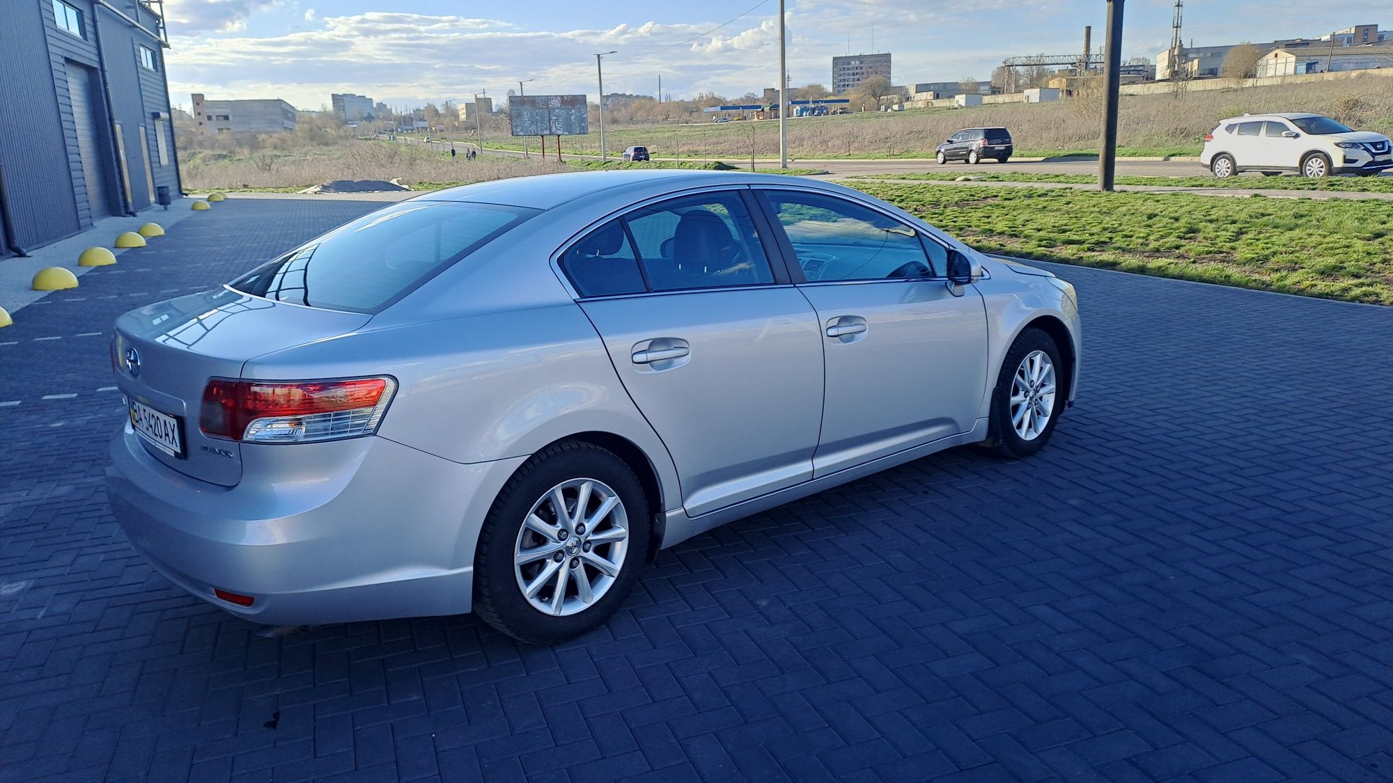 Продам майже Нову Toyota Avensis