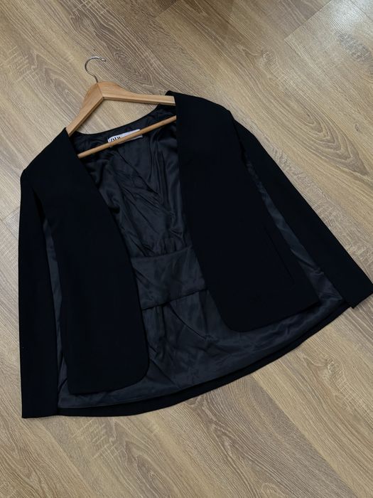 Жіночий кейповий піджак від Zara