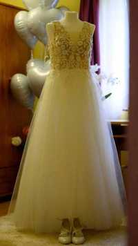 Suknia ślubna w białym kolorze