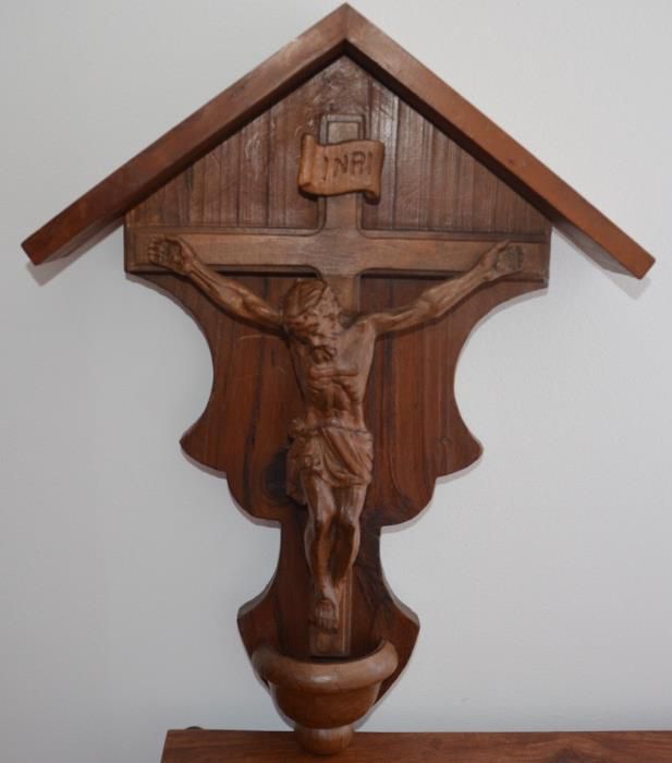 Telheiro com Cristo na Cruz – Escultura em Madeira Maciça