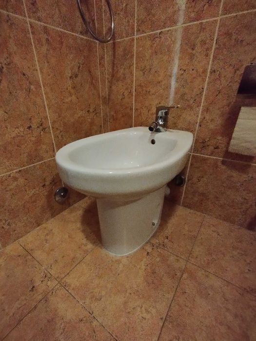 Bidé com misturadora