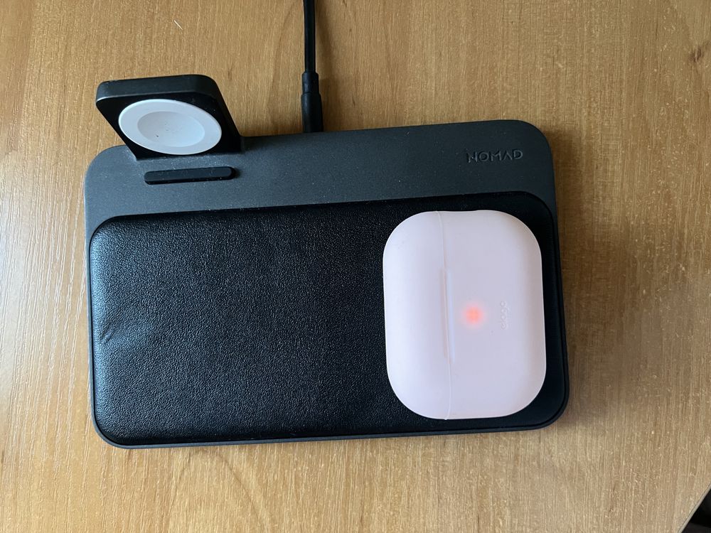 Безпровідна зарядка Nomad base station for apple watch