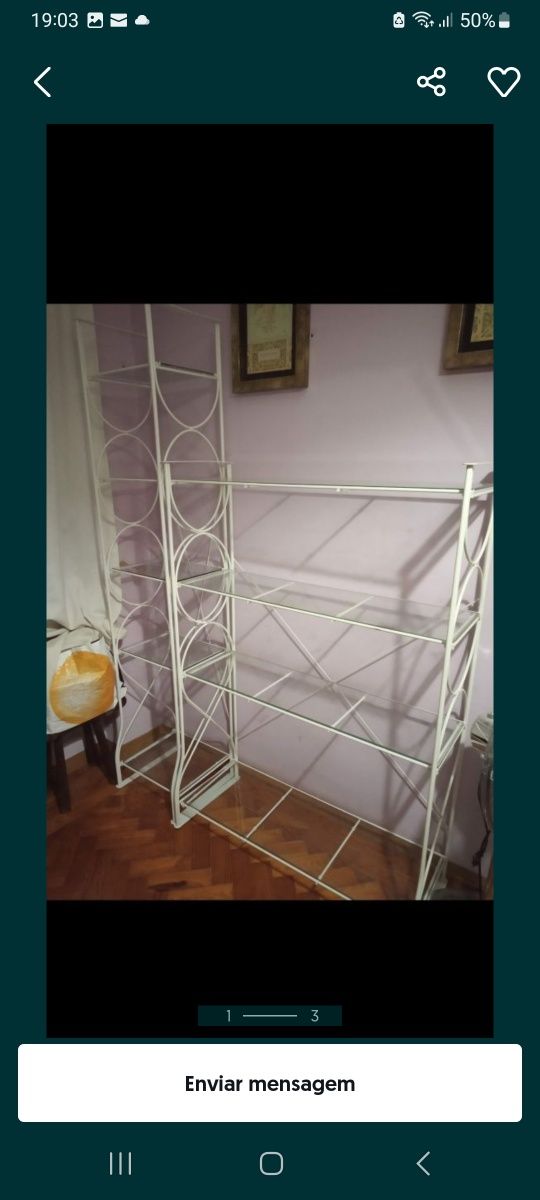 Conjunto de duas estantes brancas Ikea com prateleiras em vidro