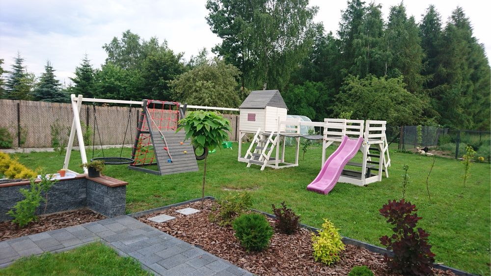 Plac zabaw domek hustawki zjezdzalnia scianka wspinaczkowa bocianie gn