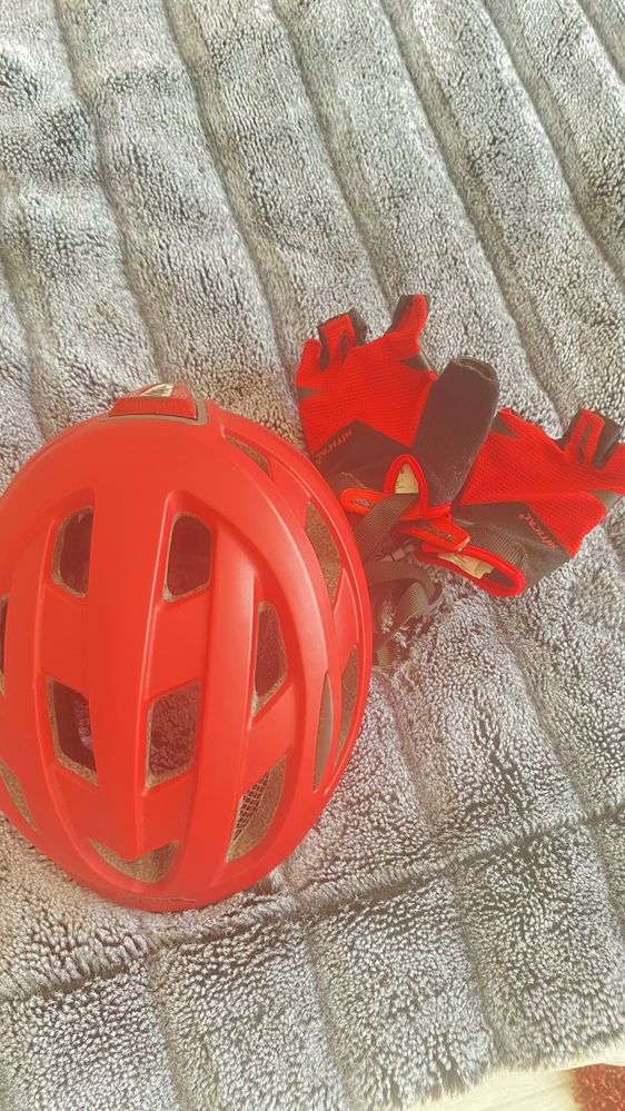 Capacete e luvas ciclismo