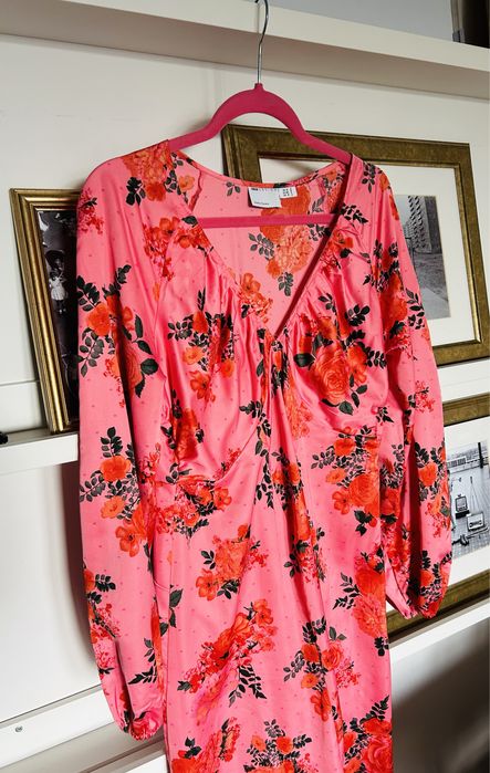 Różowa sukienka ciążowa w kwiaty baby shower