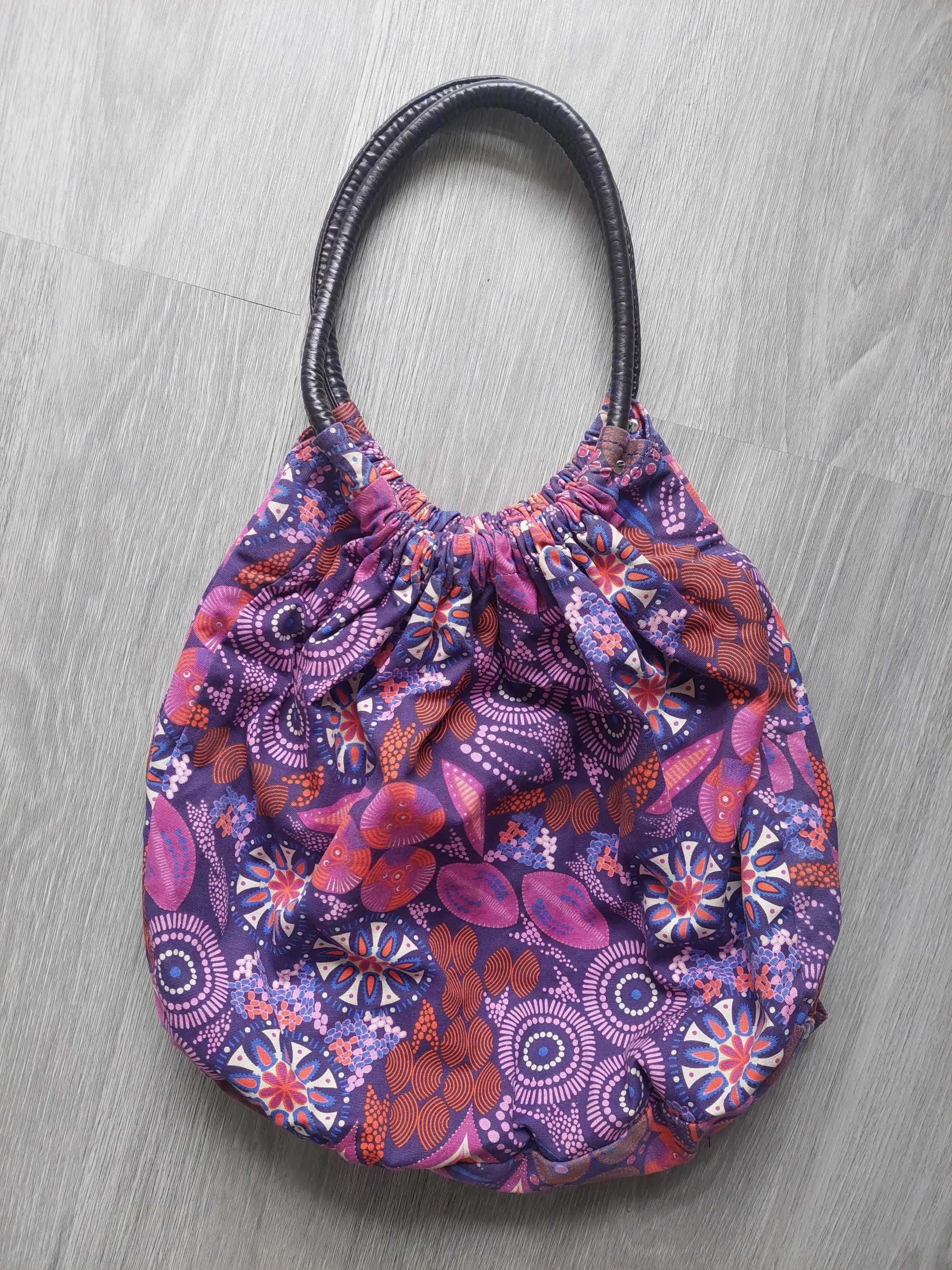 Bolsa de mão colorida. Mala de mulher