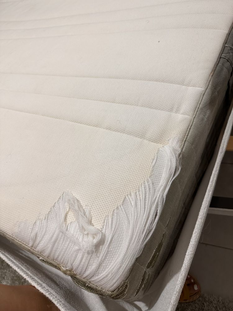Cama de casal com colchao e com mesinha de cabeceira