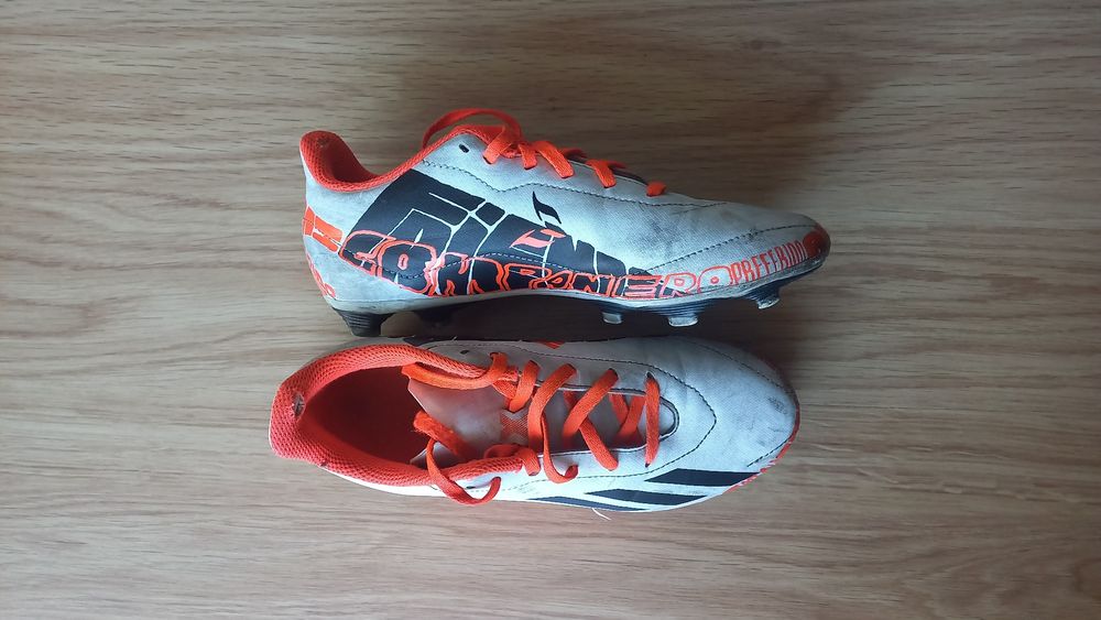 Chuteiras adidas futebol com pitons pretas, laranjas e brancas