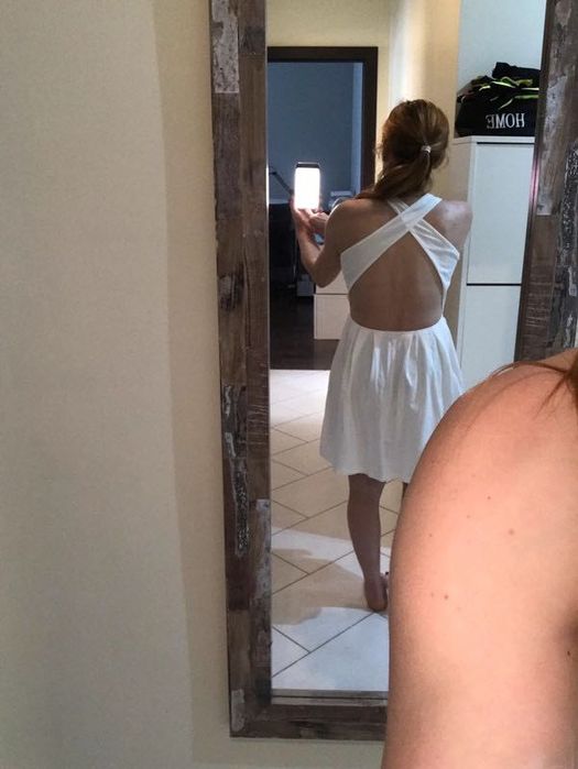 Biała sukienka z odkrytymi plecami r.s