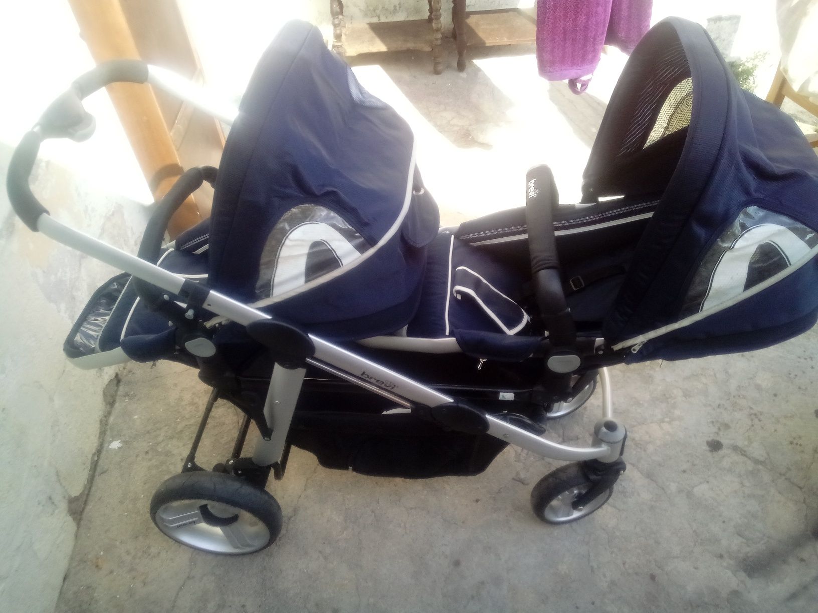 Carrinho de bebé para gémeos da marca brevi azul escuro