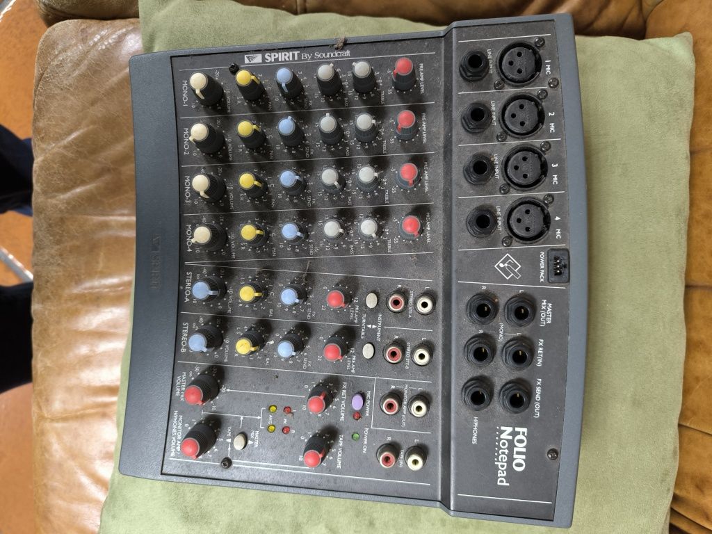 2 micros, um pedal loop e duas mesas de som