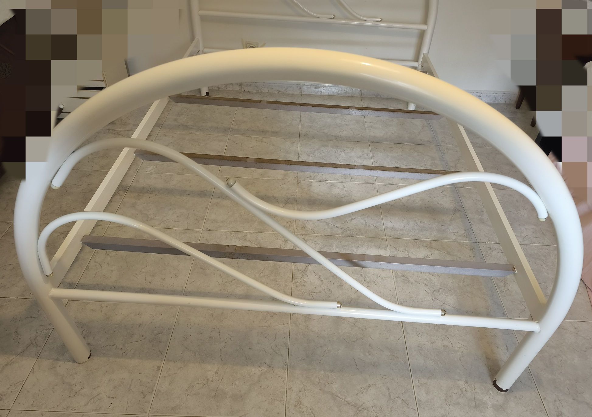 Cama casal em ferro  com estrado