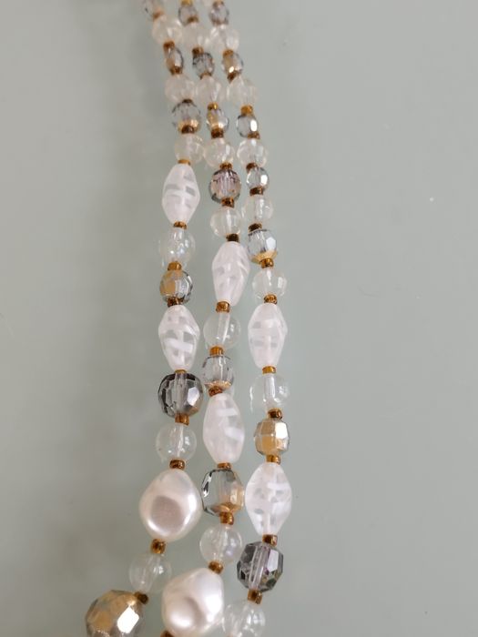Lindo collar vintage em pasta de vidro e plástico.