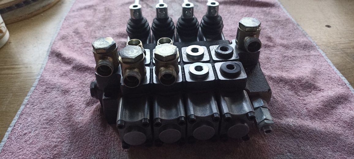 Rozdzielacz hydrauliczny Waryński 40 litrów  4 sekcje - Okazja !
