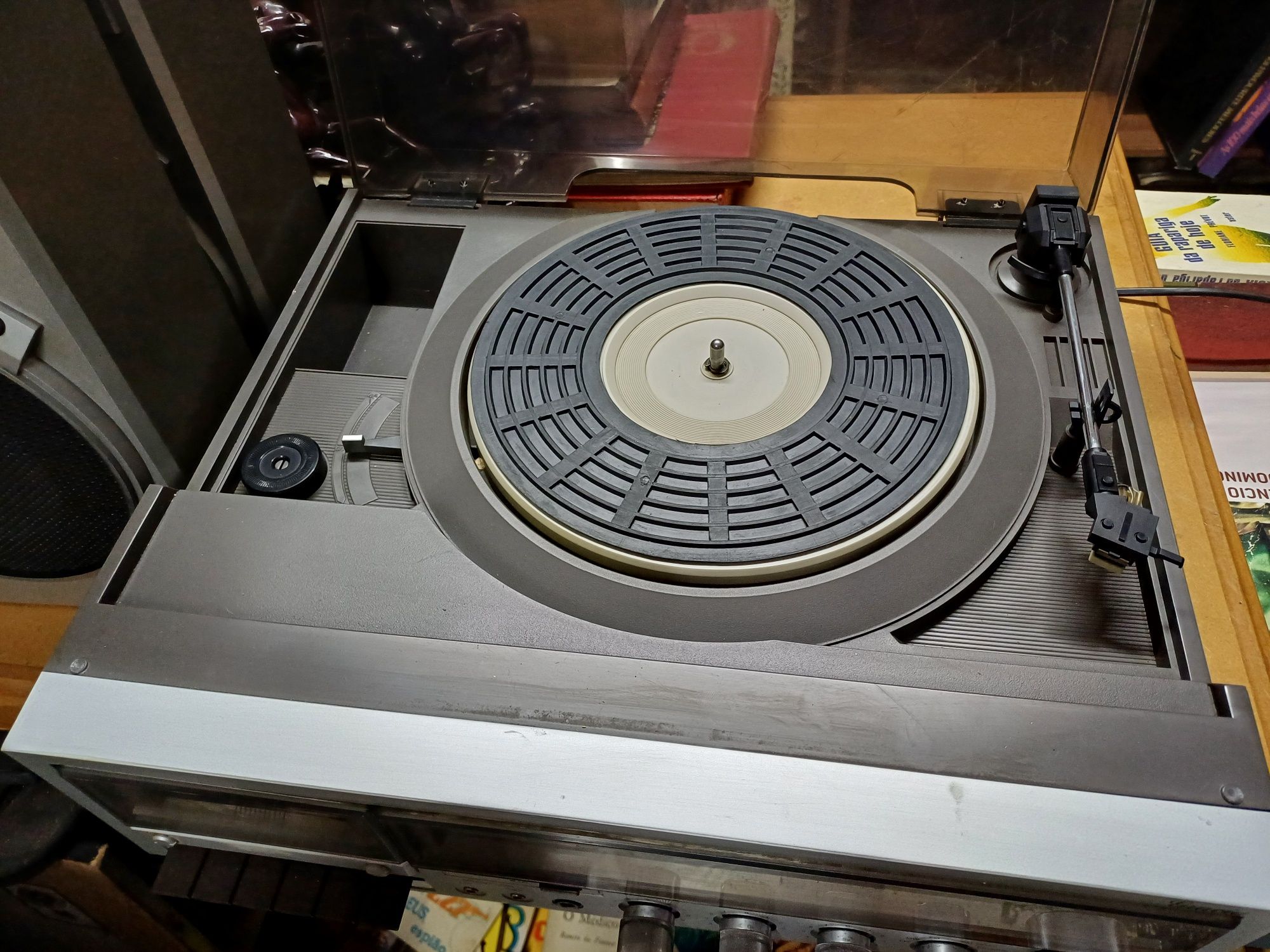 Aparelhagem com giradiscos.