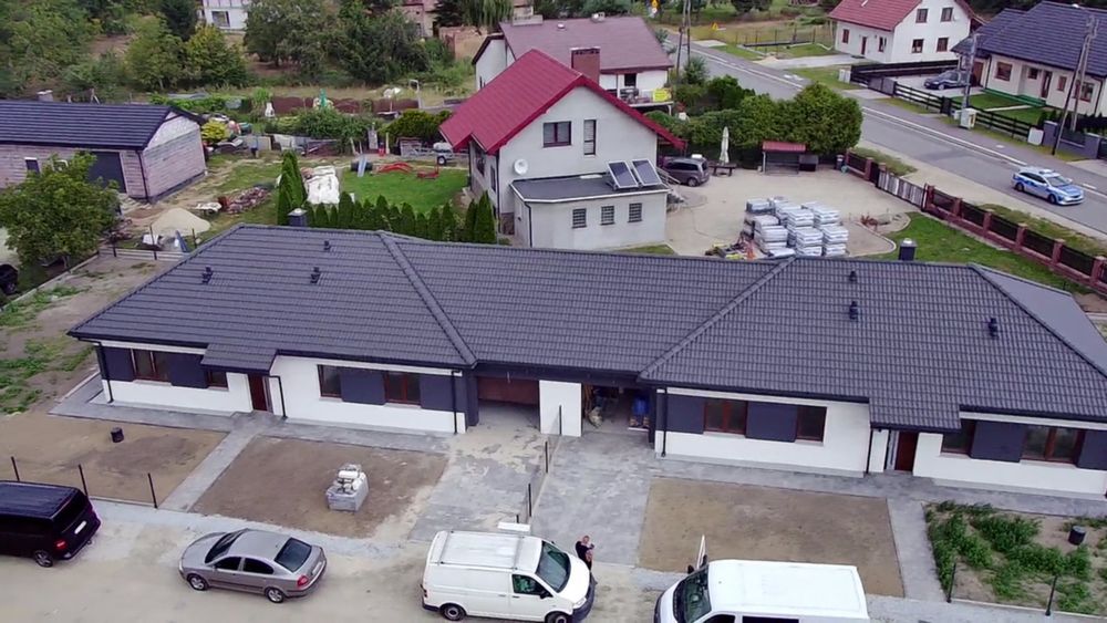 Dom jednorodzinny w zabudowie bliźniaczej.