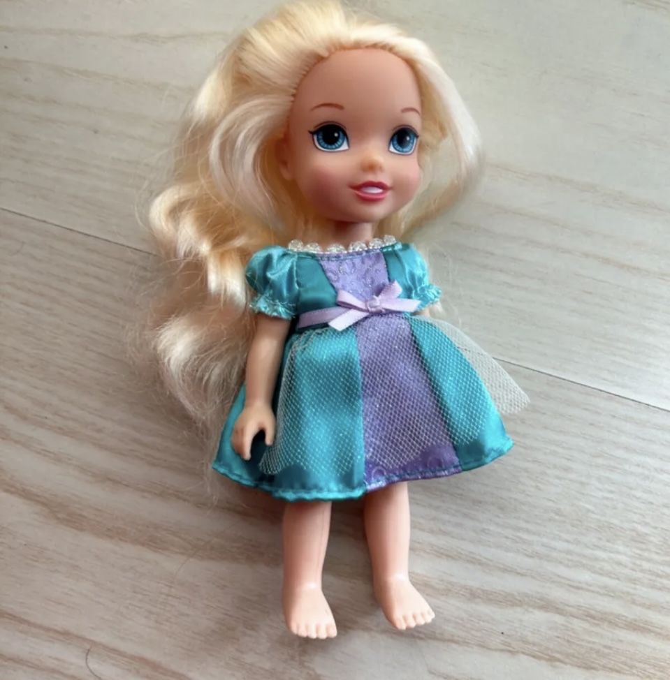 Boneca Elsa do “Frozen” c/ 15cm