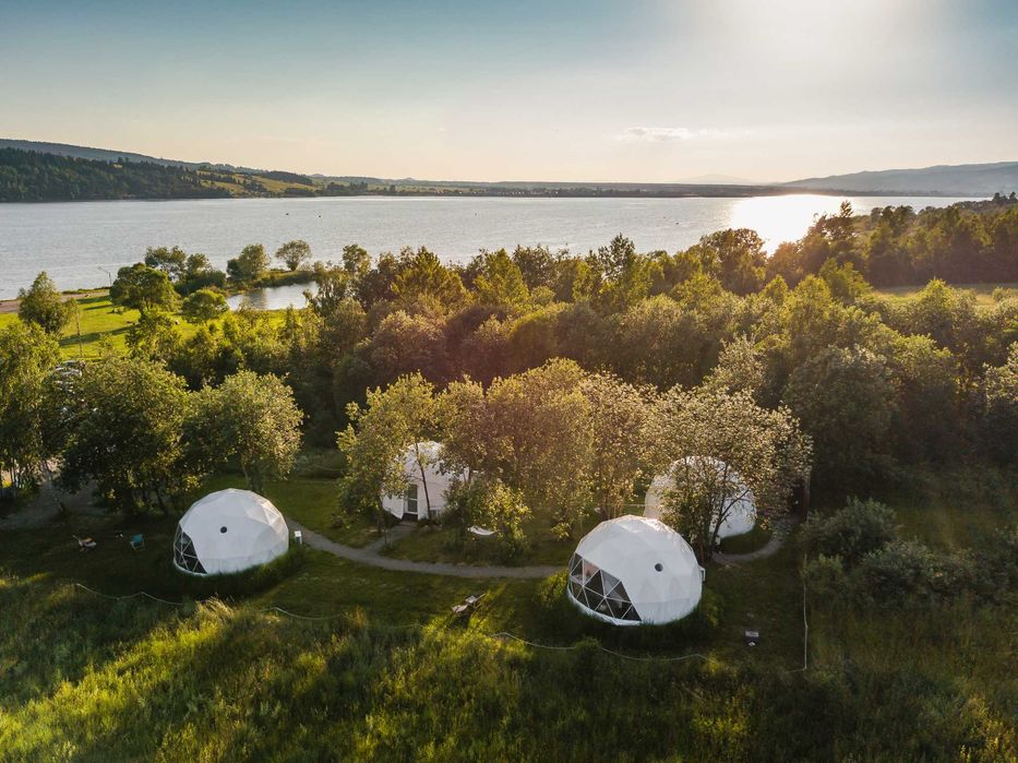Glamping z jacuzzi nad jeziorem czorsztyńskim. Domki kopułowe, kominek