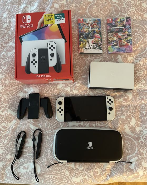 Nintendo Switch OLED com Mario Kart 8 Deluxe e Super Smash Bros.