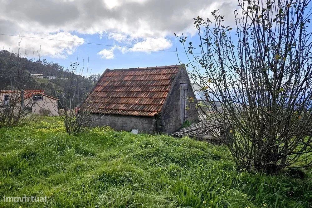 Um terreno em um ambiente natural, com vistas deslumbrantes sobre as m