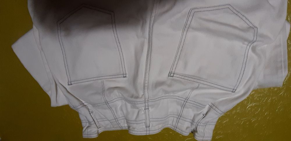 Calças brancas de ganga