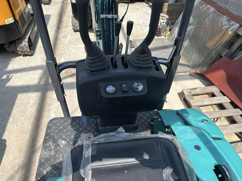 Minikoparka AGT QK16KP masa 1000kg DIESEL