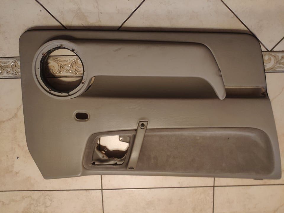 Boczki drzwi przednich Saab 9000 pod głośniki tapicerka