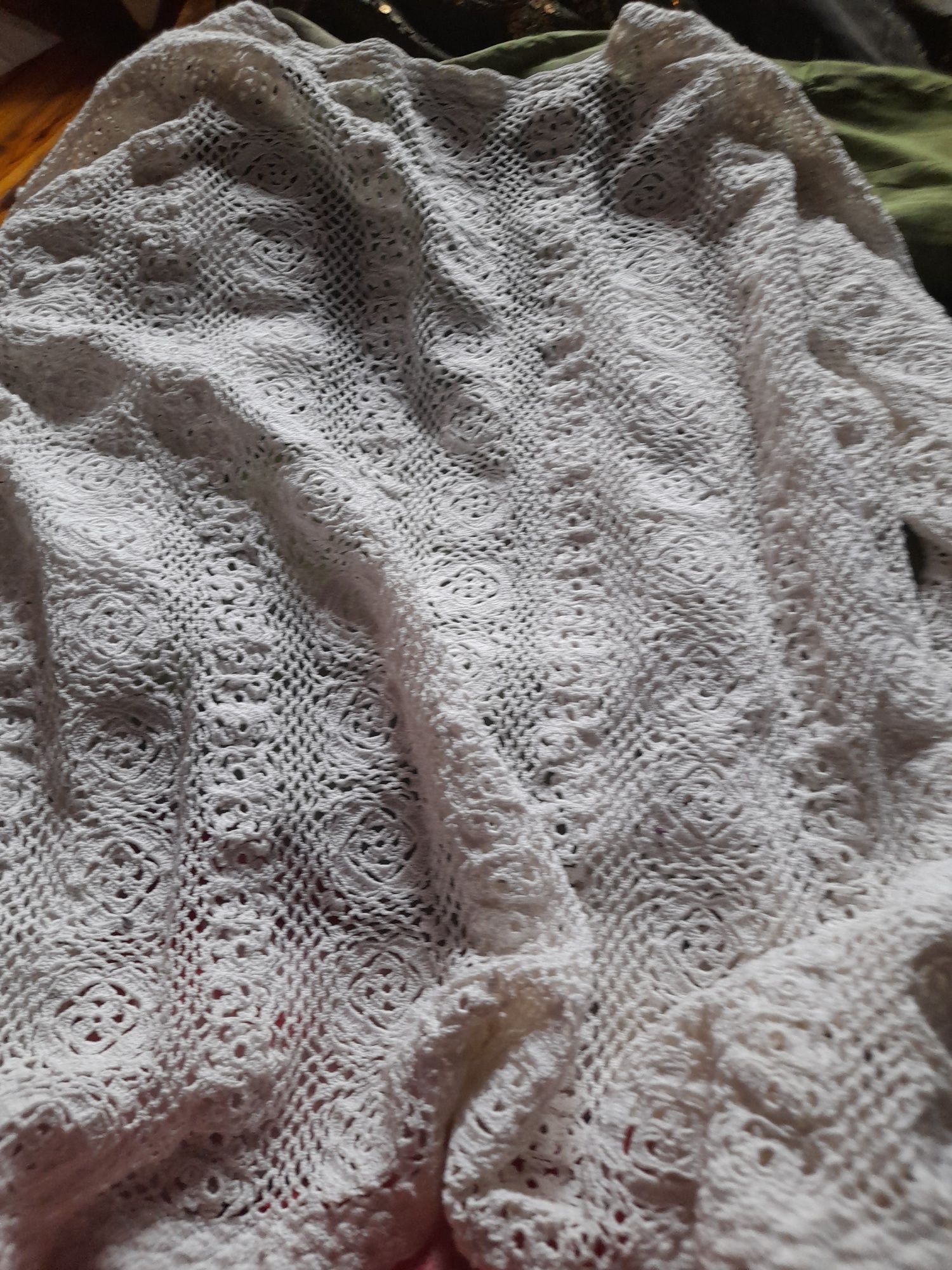 Sweter robiony na szydełku
